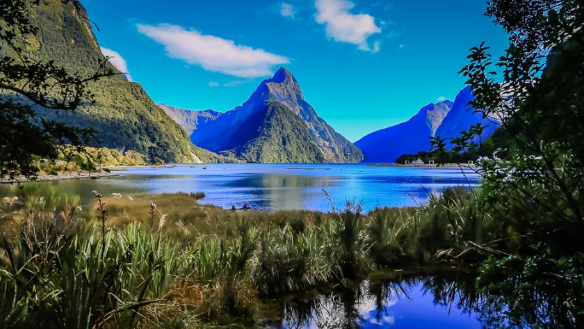 Le Mitre Peak se reflétant dans le Milford Sound