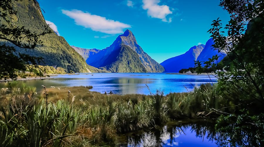 Le Mitre Peak se reflétant dans le Milford Sound