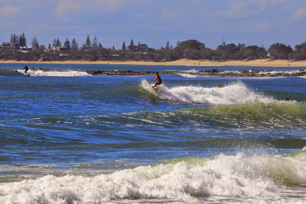 Surfeurs dans les vagues d’une plage d’Australie
