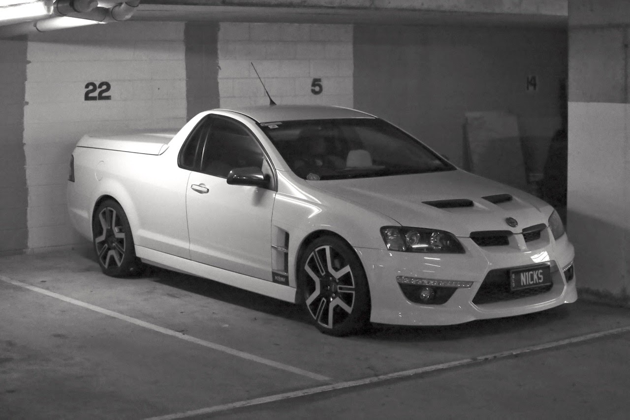Pick-up sportif Holden dans un parking
