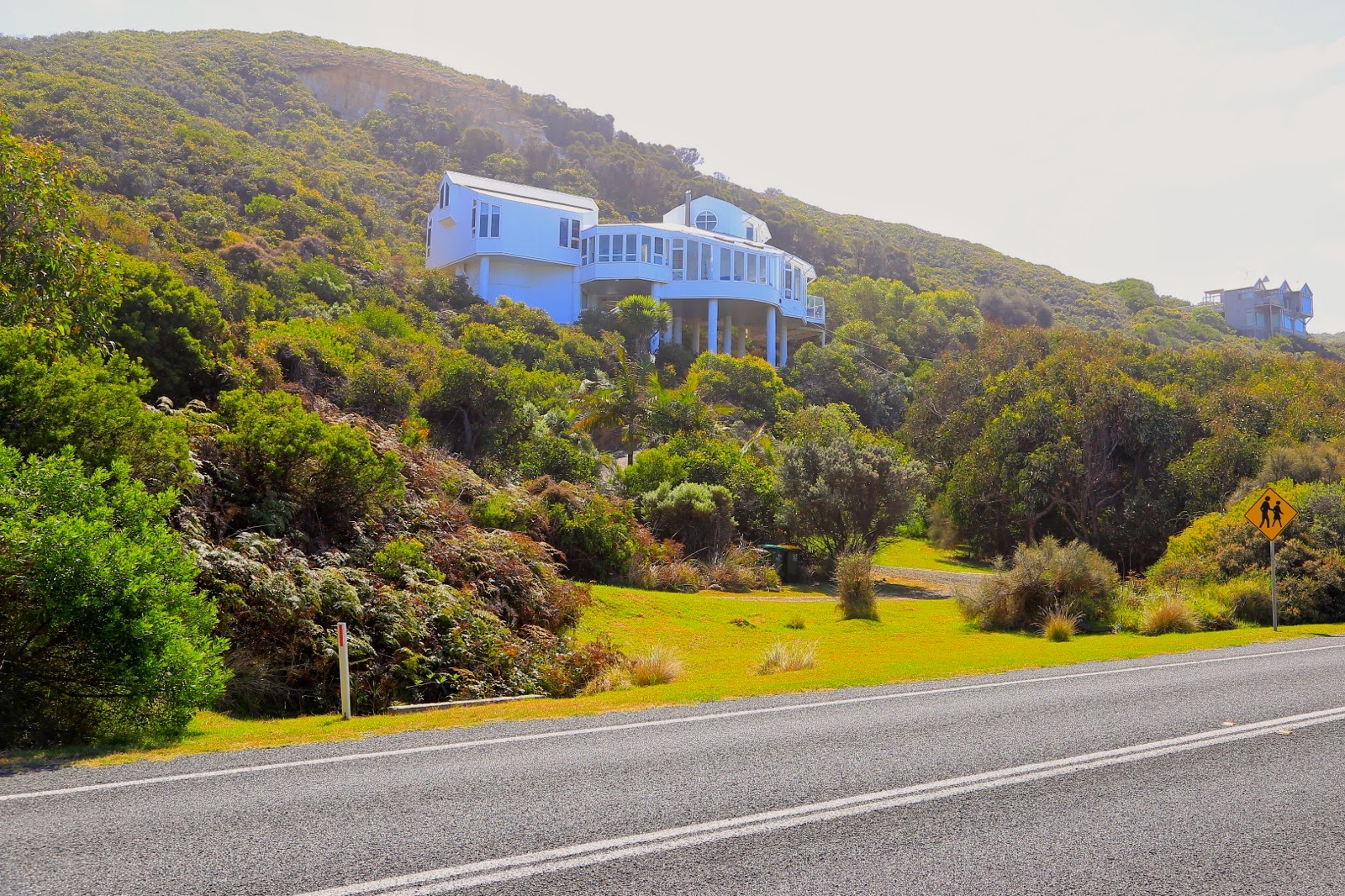 Villas accrochées aux collines au-dessus de la route