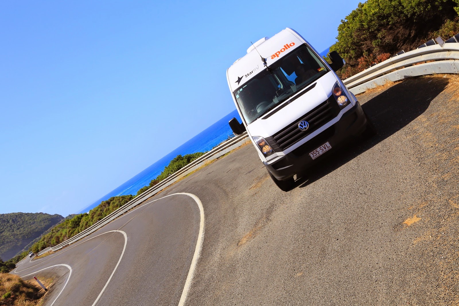 Notre campervan dans un virage de la Great Ocean Road