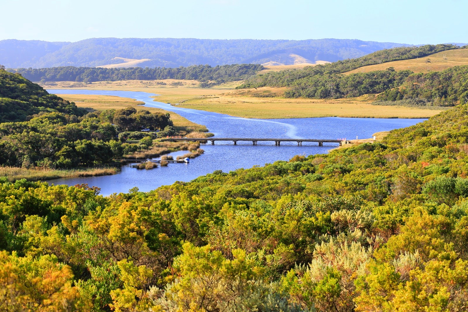 Vue sur le lac et les collines depuis la dune