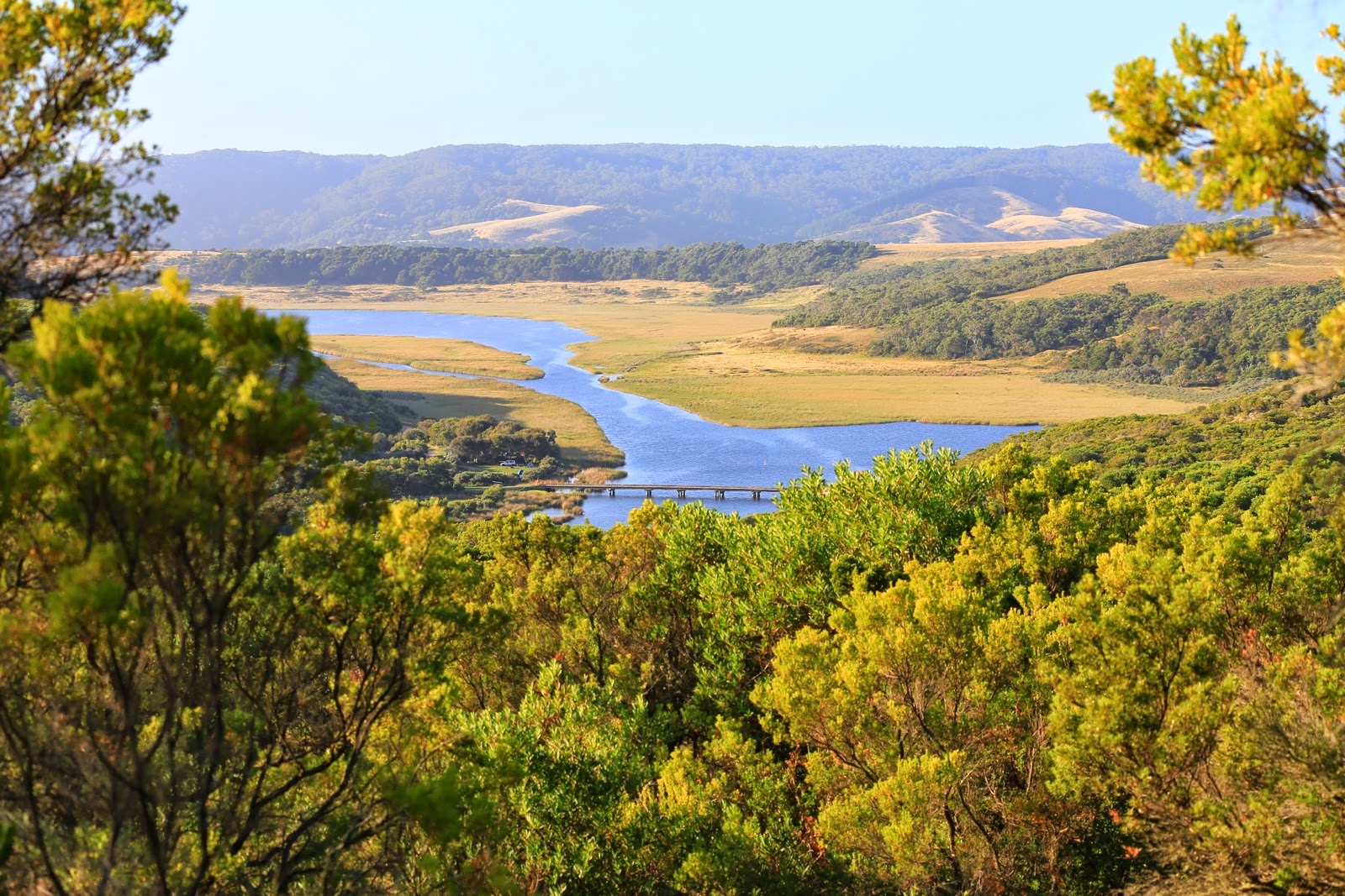Lac et rivière serpentant vers la mer
