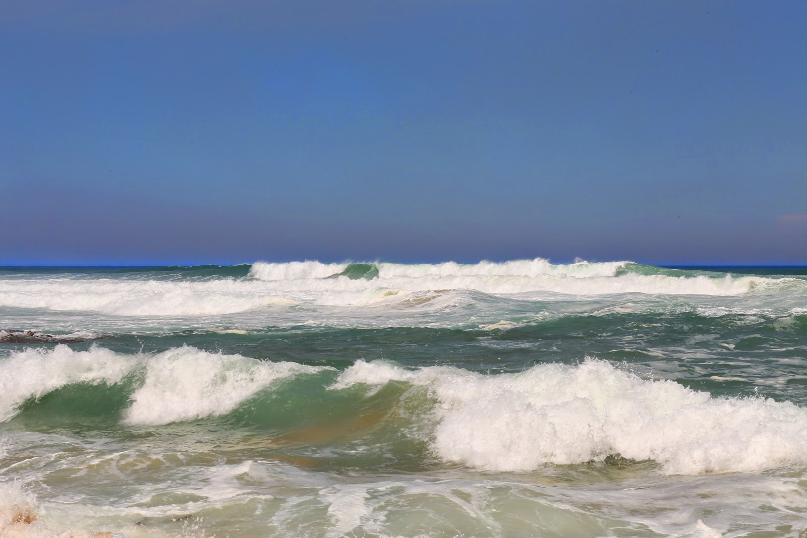 Vagues déferlant sur la côte