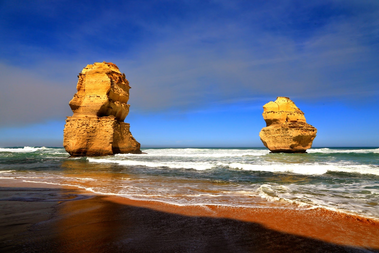 Rochers des Twelve Apostles dans l’océan