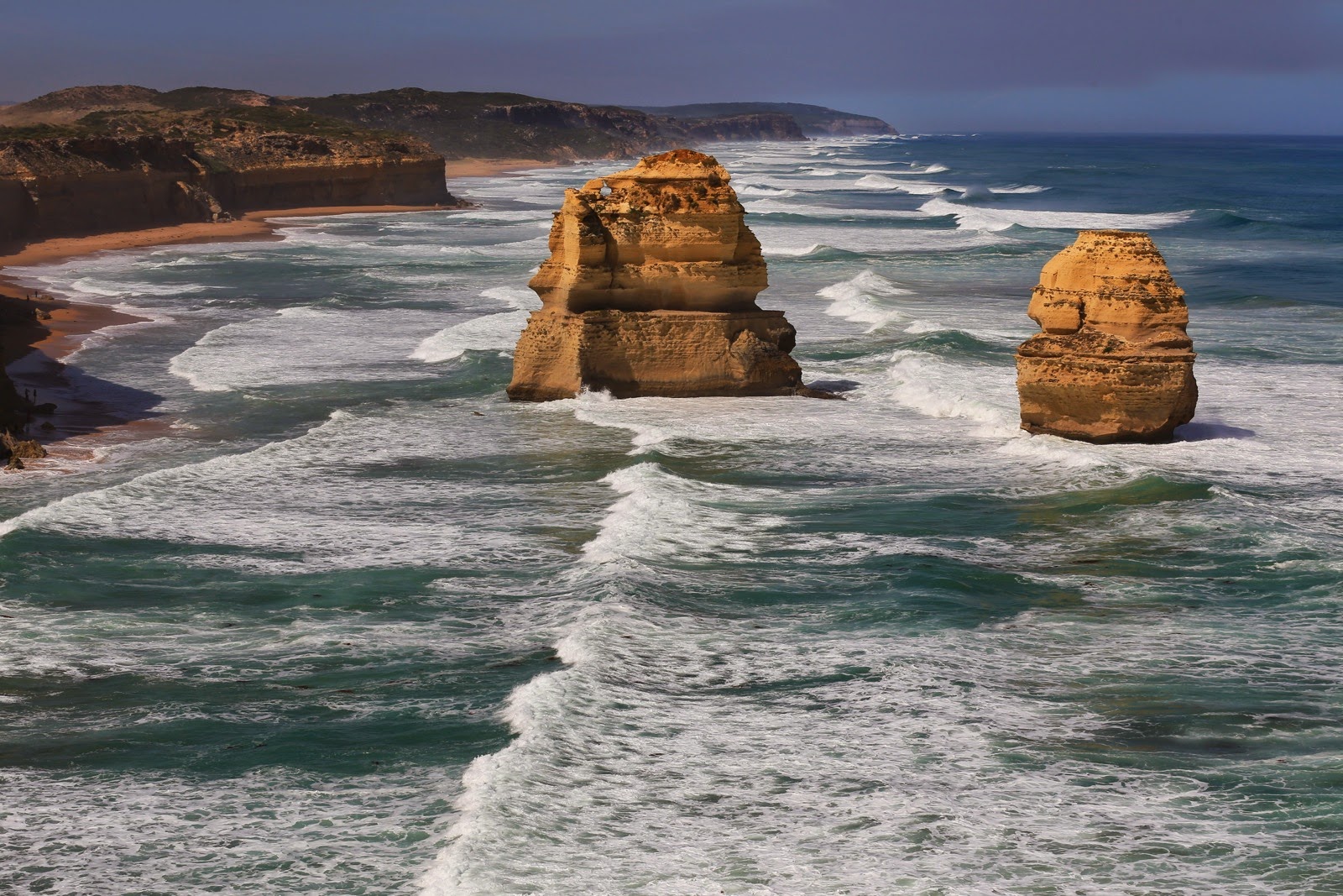Piliers de calcaire battus par les vagues