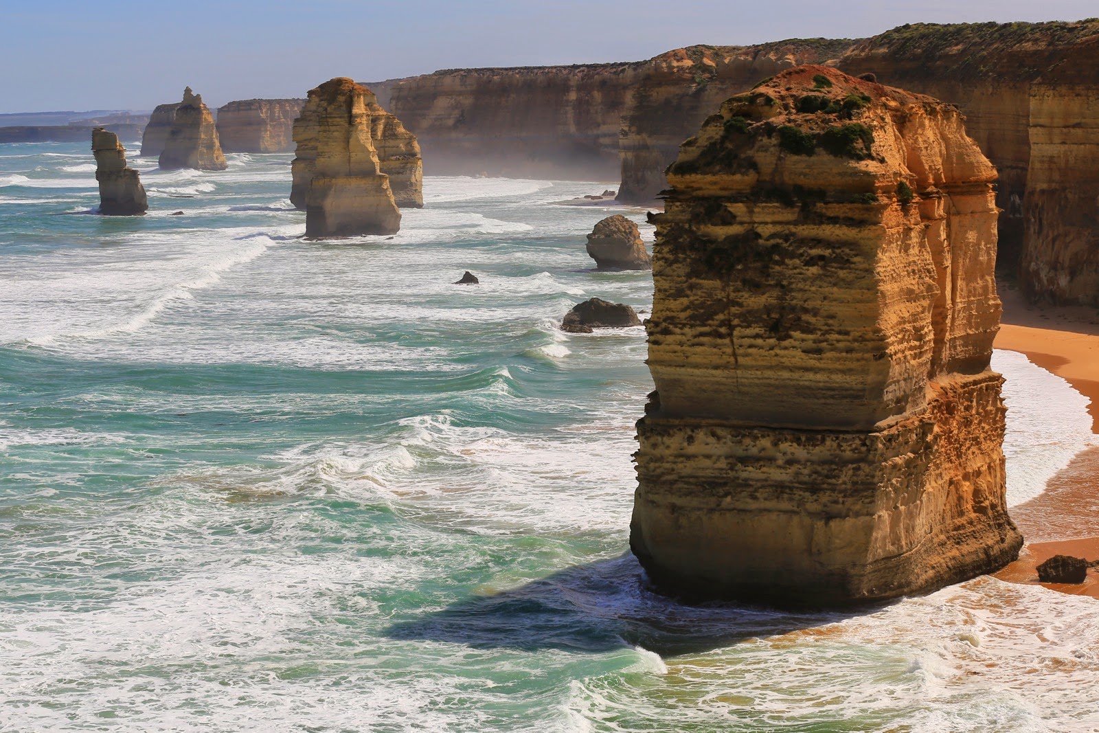 Pilier rocheux massif des Twelve Apostles
