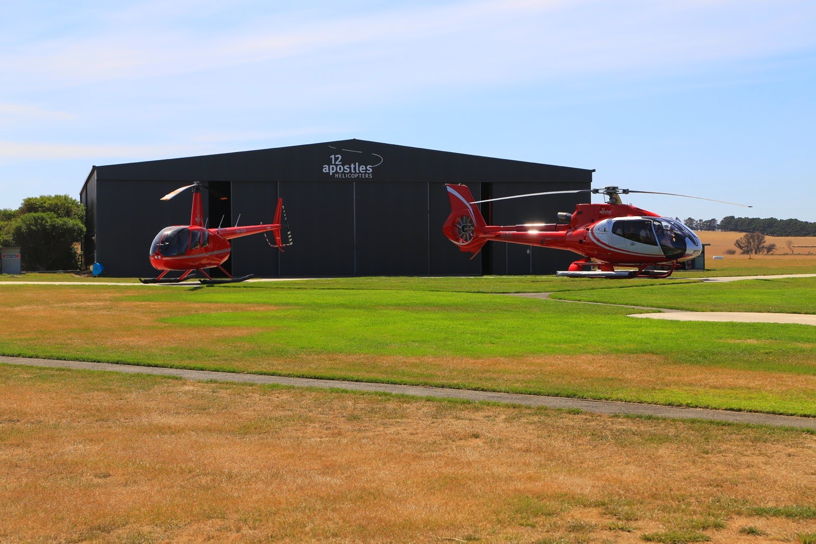 Hélicoptères touristiques devant leur hangar