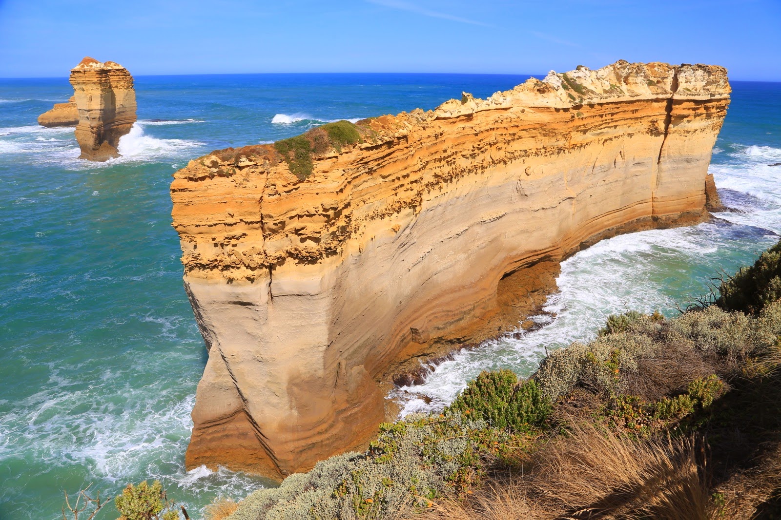 Avancée de falaise en lame au-dessus de l’océan