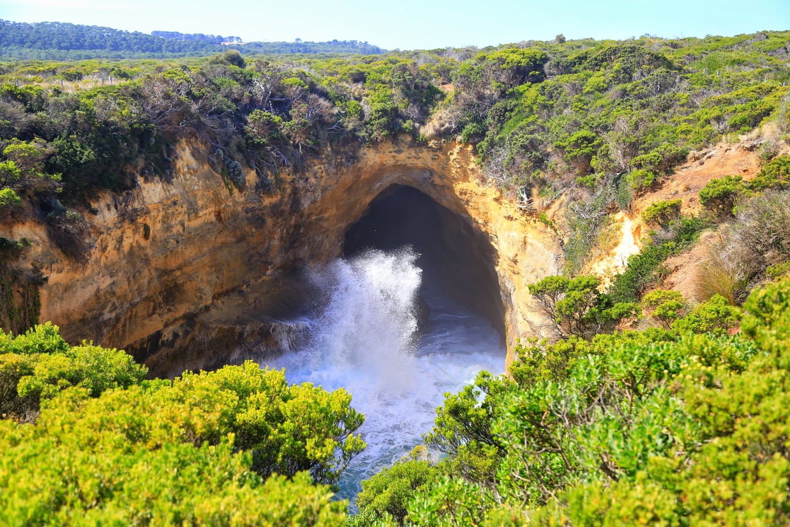 Vagues s’engouffrant sous une arche