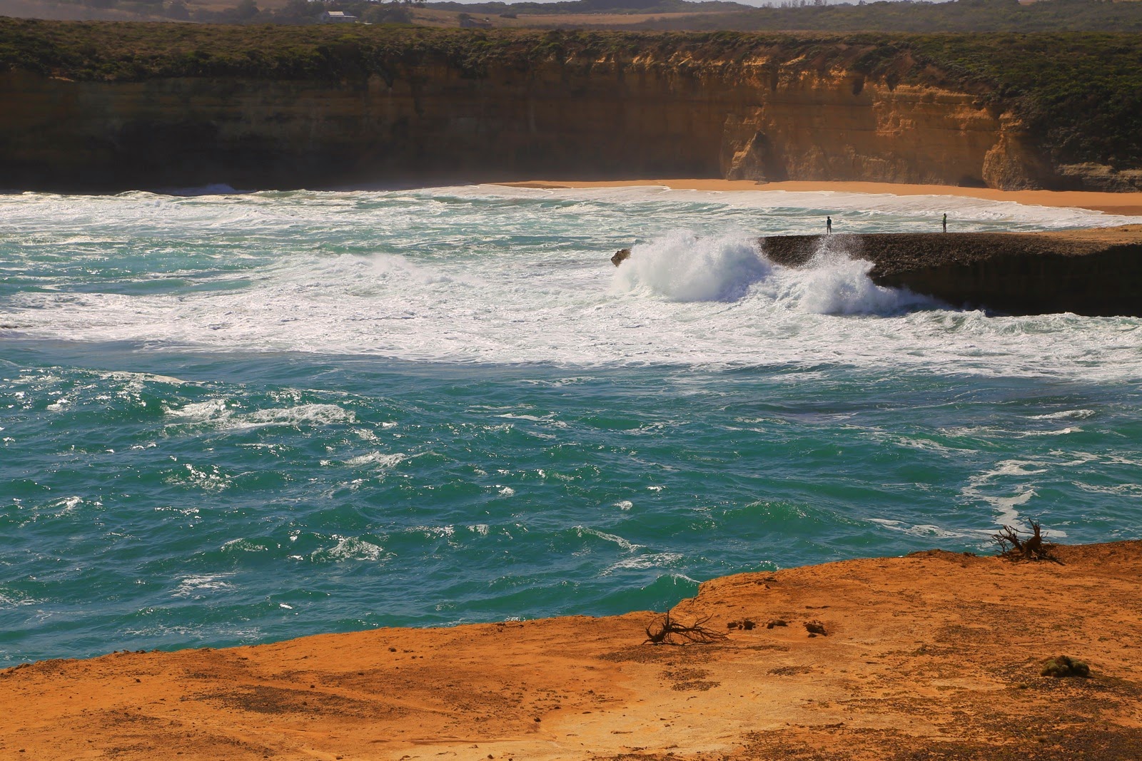 Vagues contre les falaises