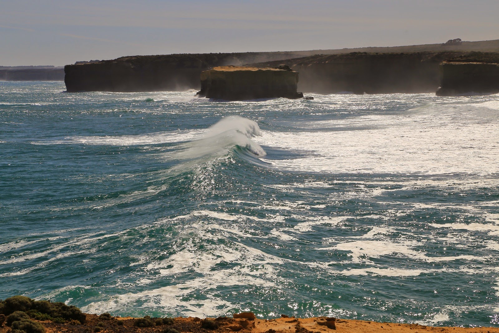 Mer déchaînée au pied des falaises