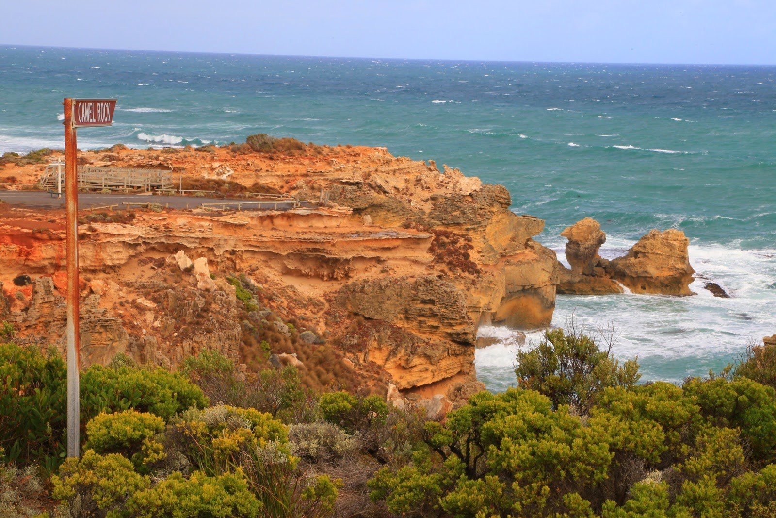Falaises et panneau sur le sentier côtier