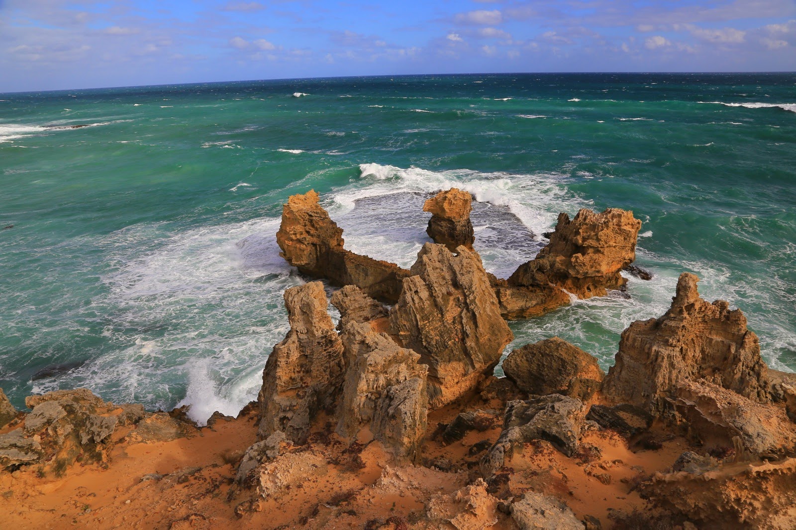 Rochers sculptés par l’érosion dans la mer