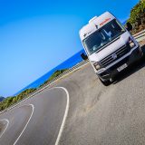 Notre campervan Apollo sur une route côtière en lacets