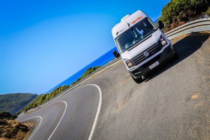 Notre campervan Apollo sur une route côtière en lacets