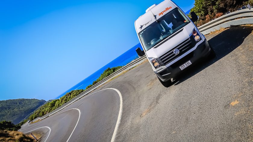 Notre campervan Apollo sur une route côtière en lacets