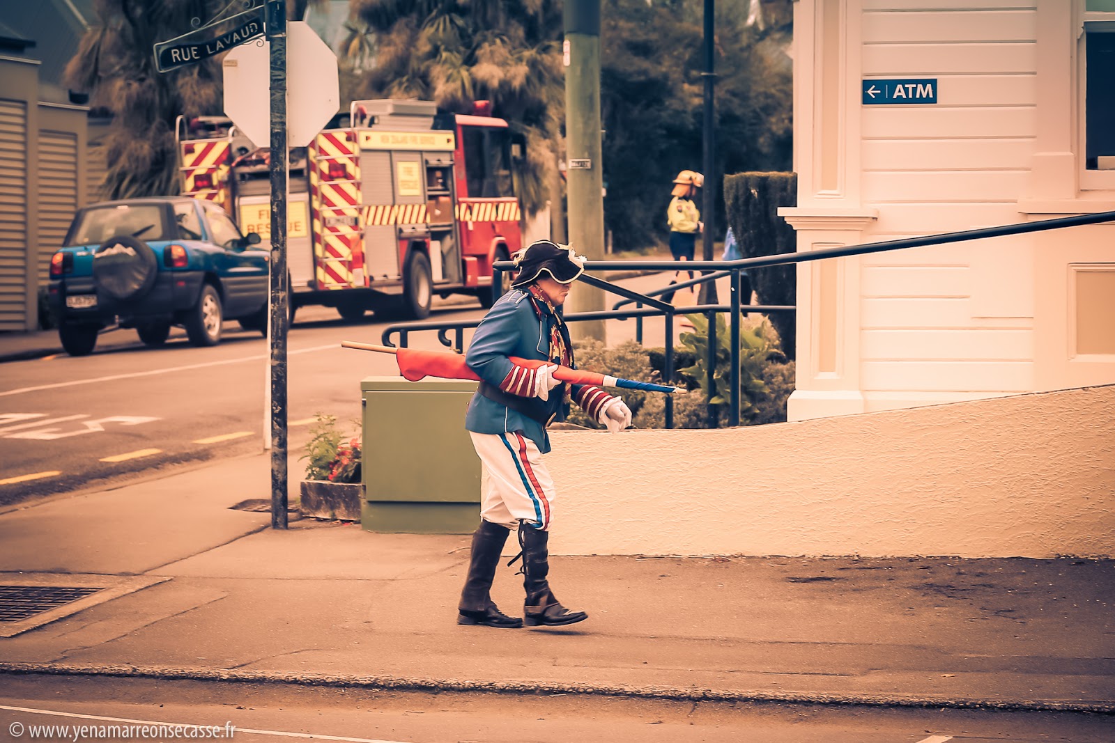 Passante dans une rue d’Akaroa
