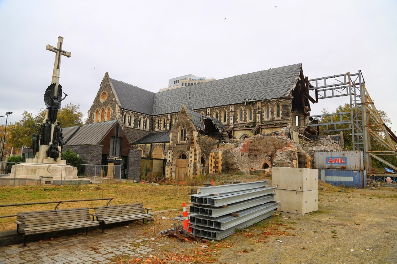 La cathédrale effondrée et soutenue par des poutres