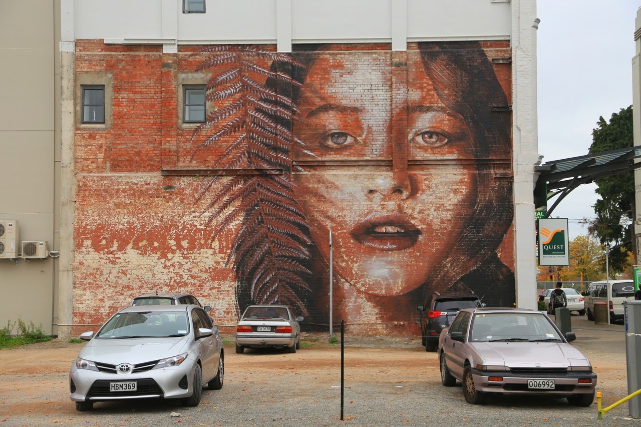 Portrait de femme peint sur un mur de briques