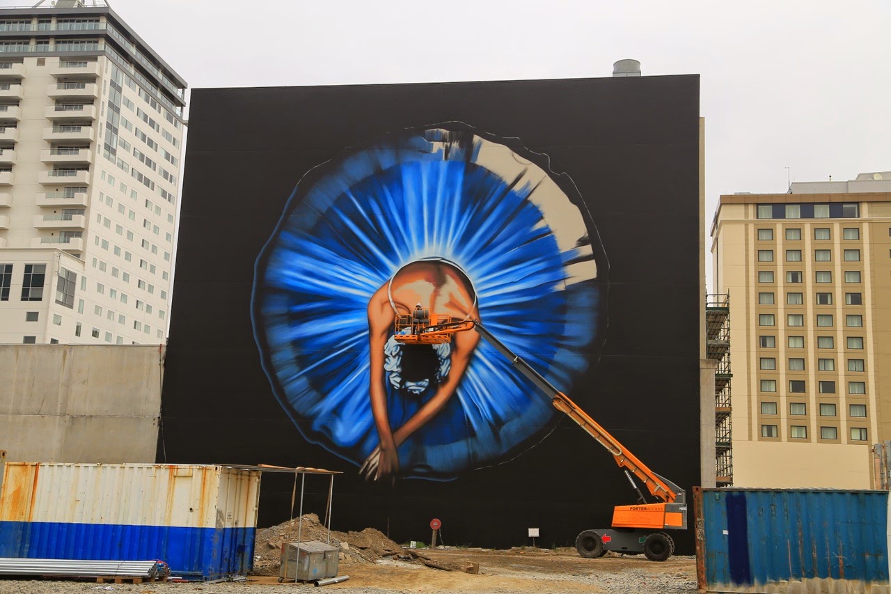 Fresque géante d’un visage sur un immeuble de Christchurch