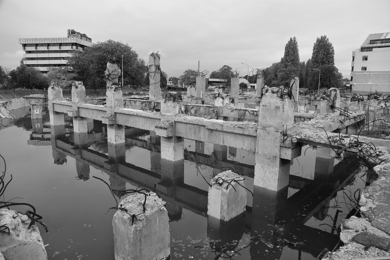 Ruines d’un immeuble au bord de l’eau en noir et blanc