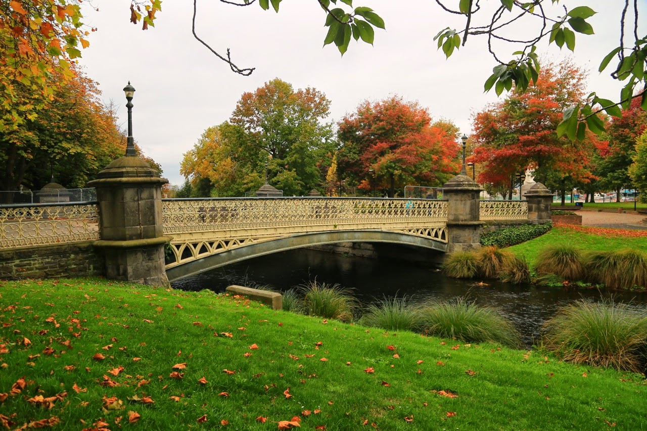 Pont sur la rivière Avon et arbres d’automne