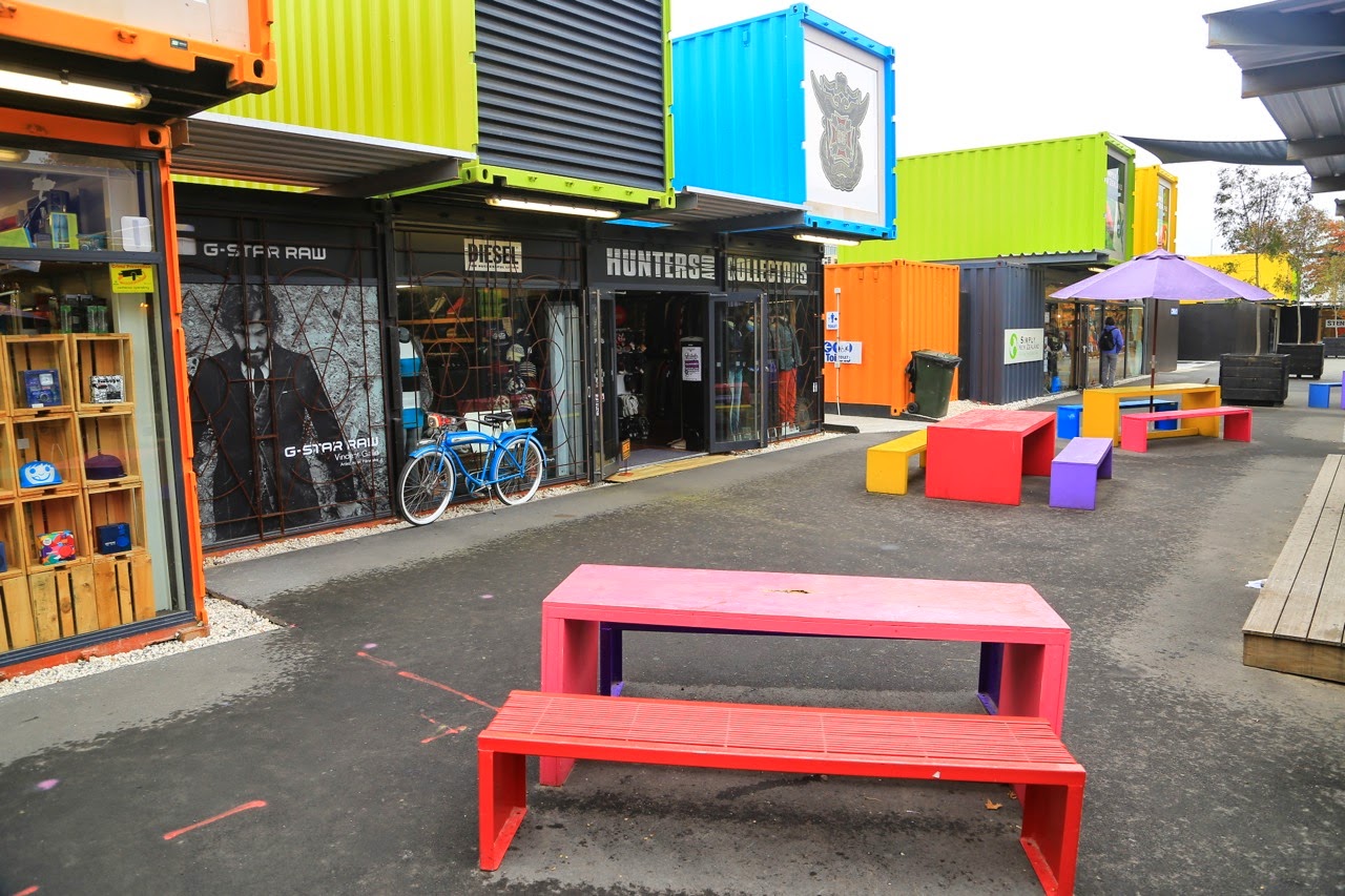 Bancs rouges et conteneurs de Re:START
