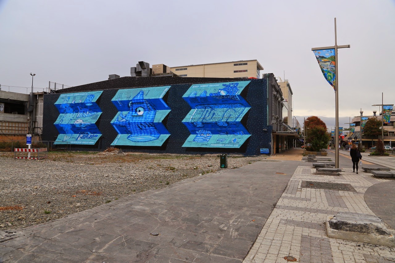 Conteneurs peints en bleu et terrain vague