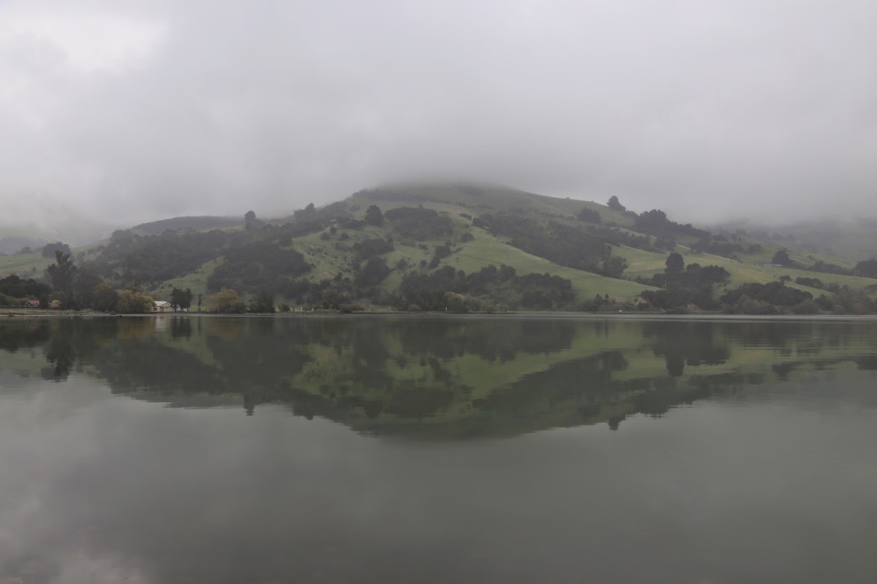 Reflet des collines dans une baie de la péninsule de Banks