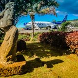 Moai dans un jardin sur l’île de Pâques