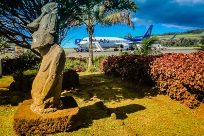 Moai dans un jardin sur l’île de Pâques