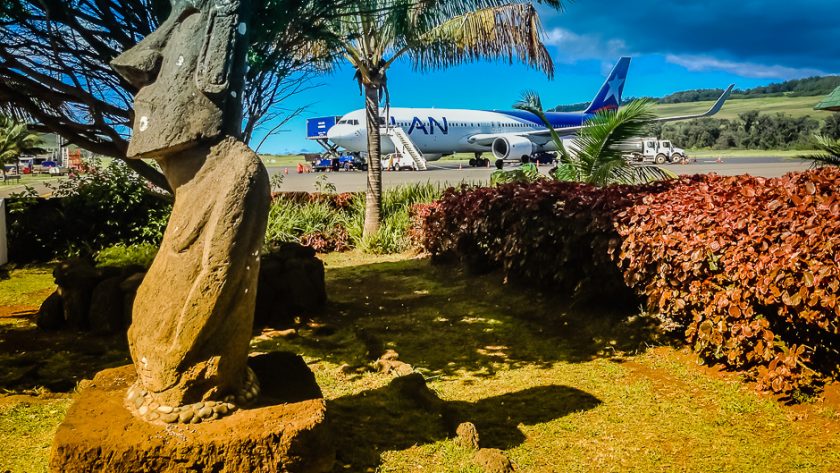 Moai dans un jardin sur l’île de Pâques