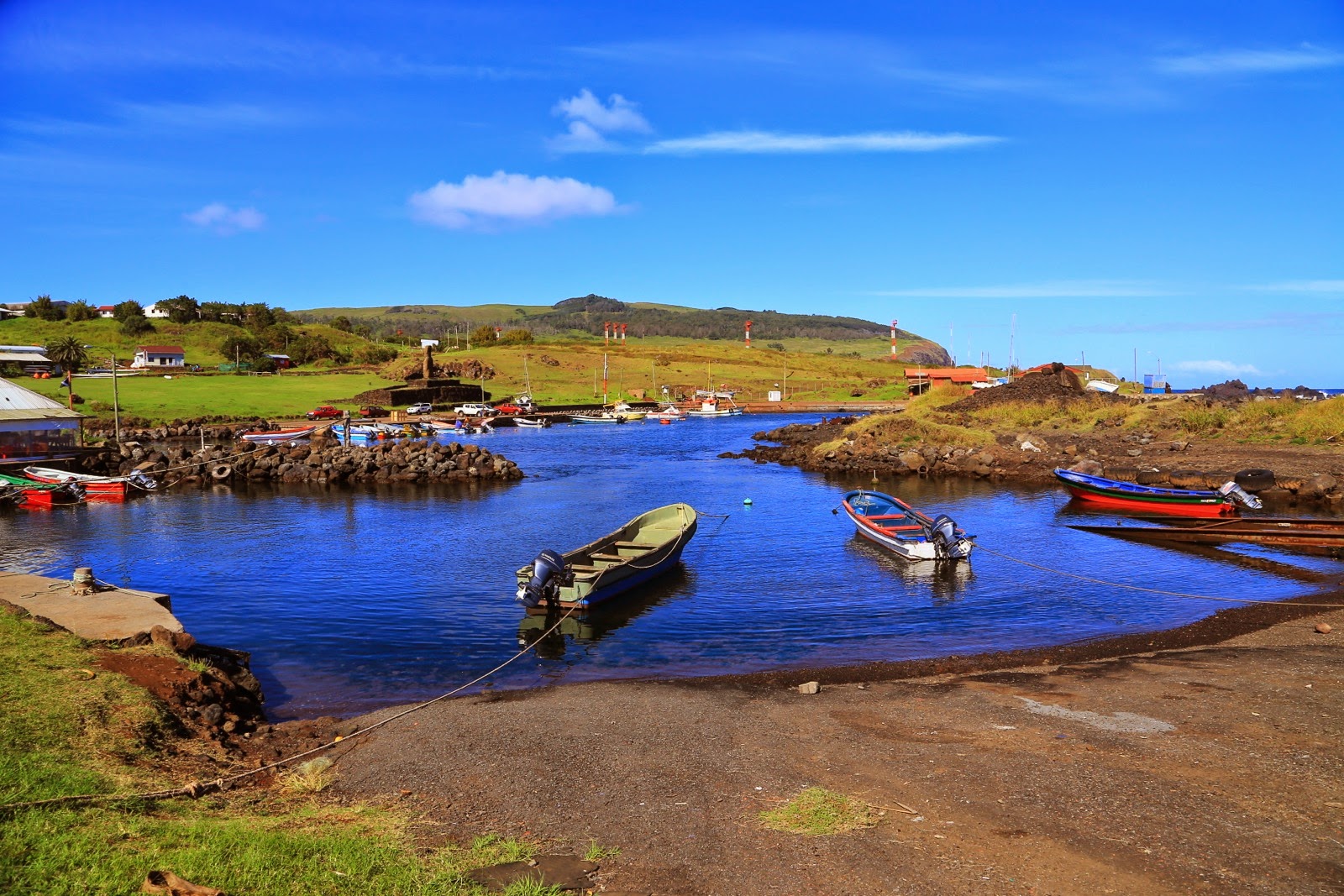 Petit port de pêche et moai