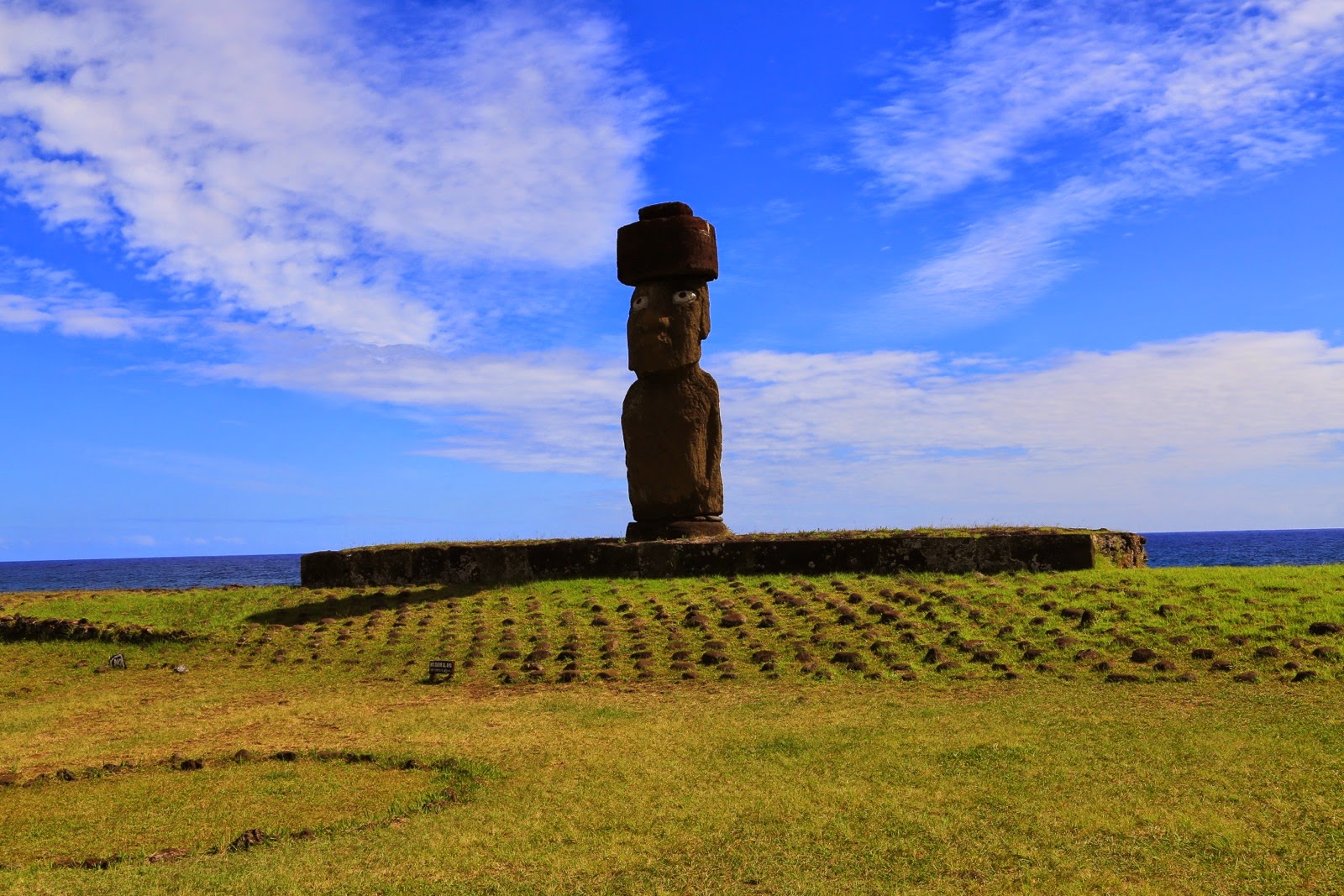 Moai solitaire sur son ahu à Tahai