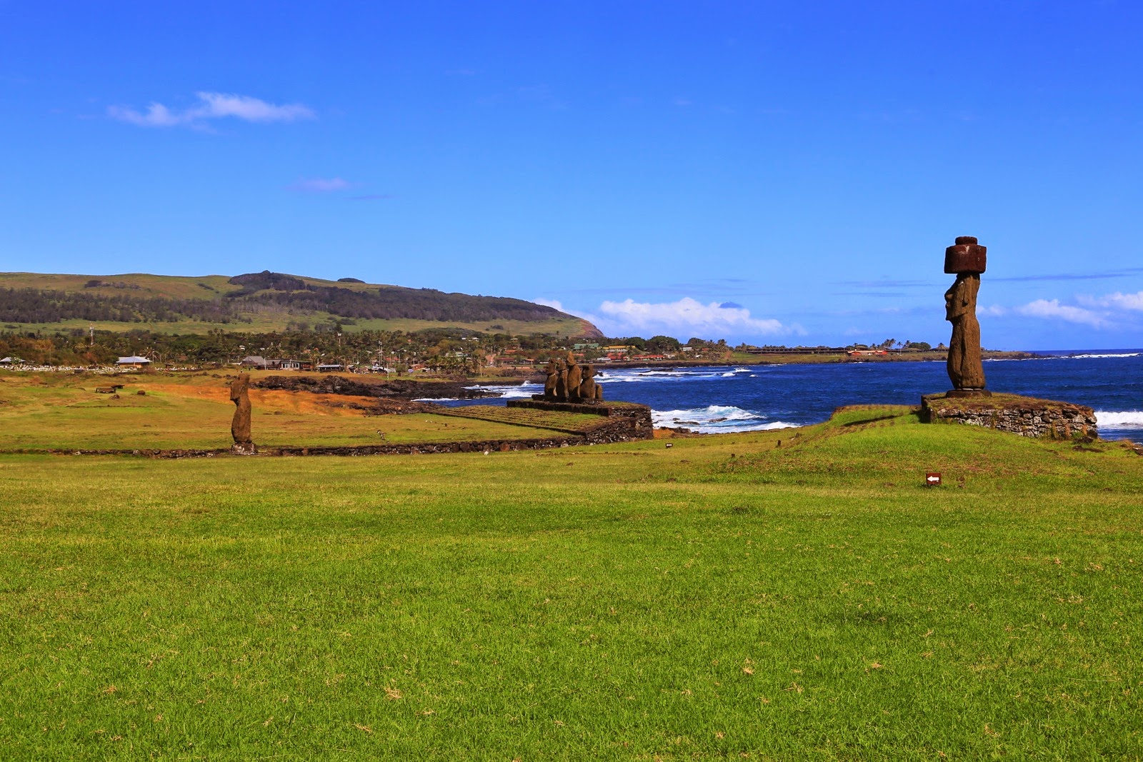 Moai face à la place cérémonielle