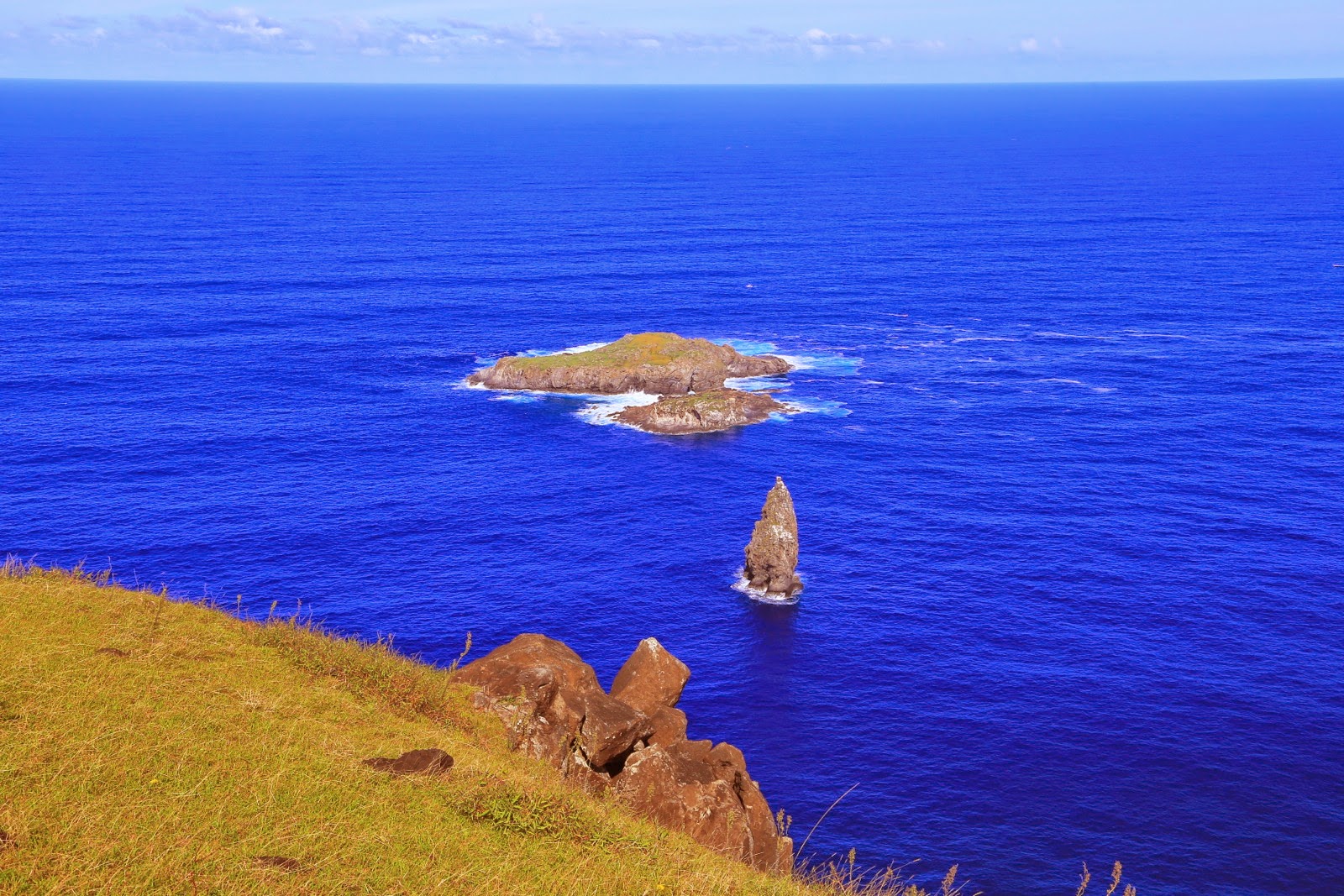 Les îlots de Motu Nui au large de la falaise