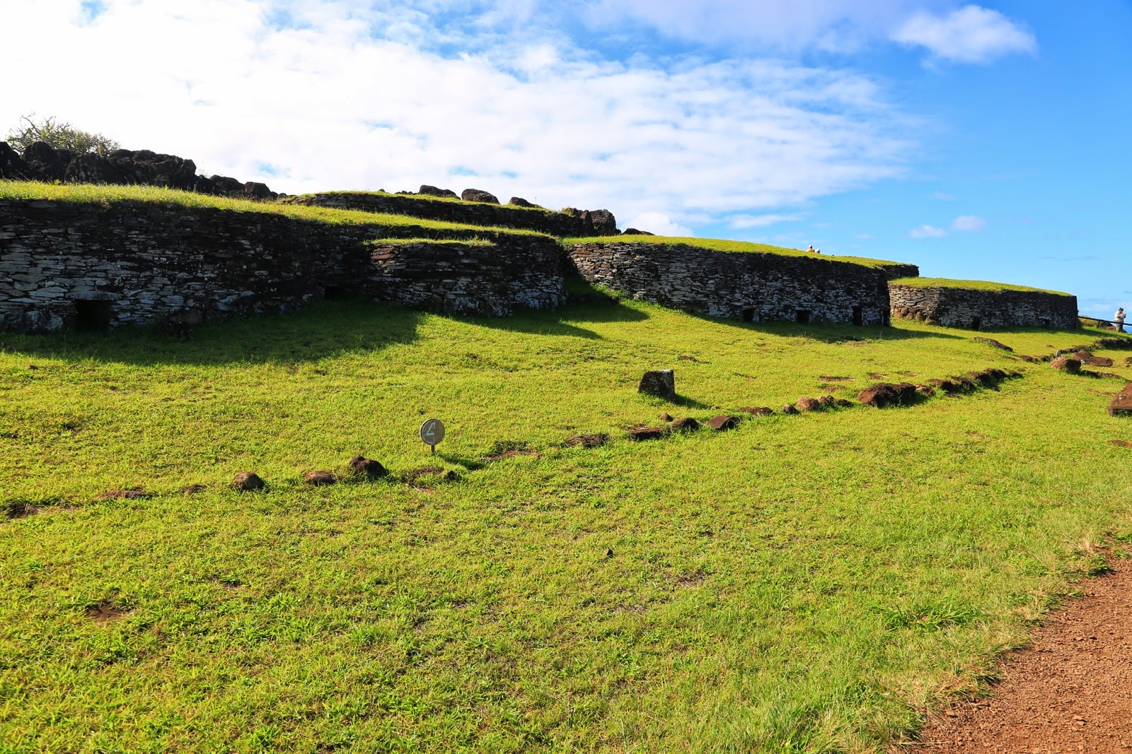Maisons de pierre couvertes d’herbe
