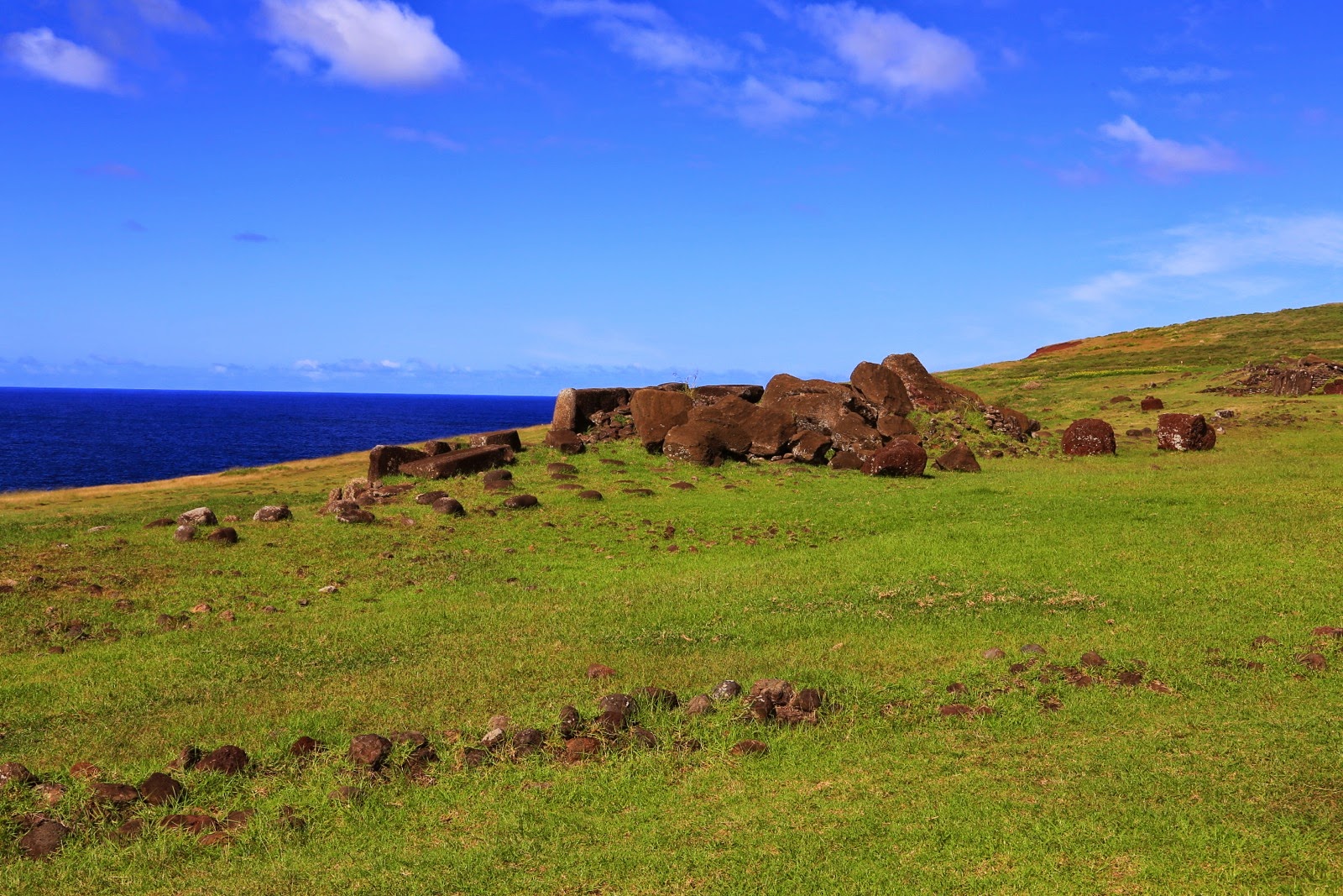 Vestiges d’un ahu près de la mer