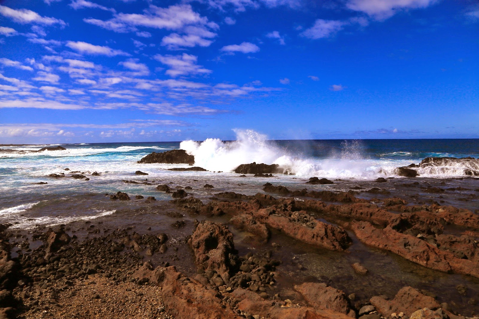 Vague qui explose sur la côte