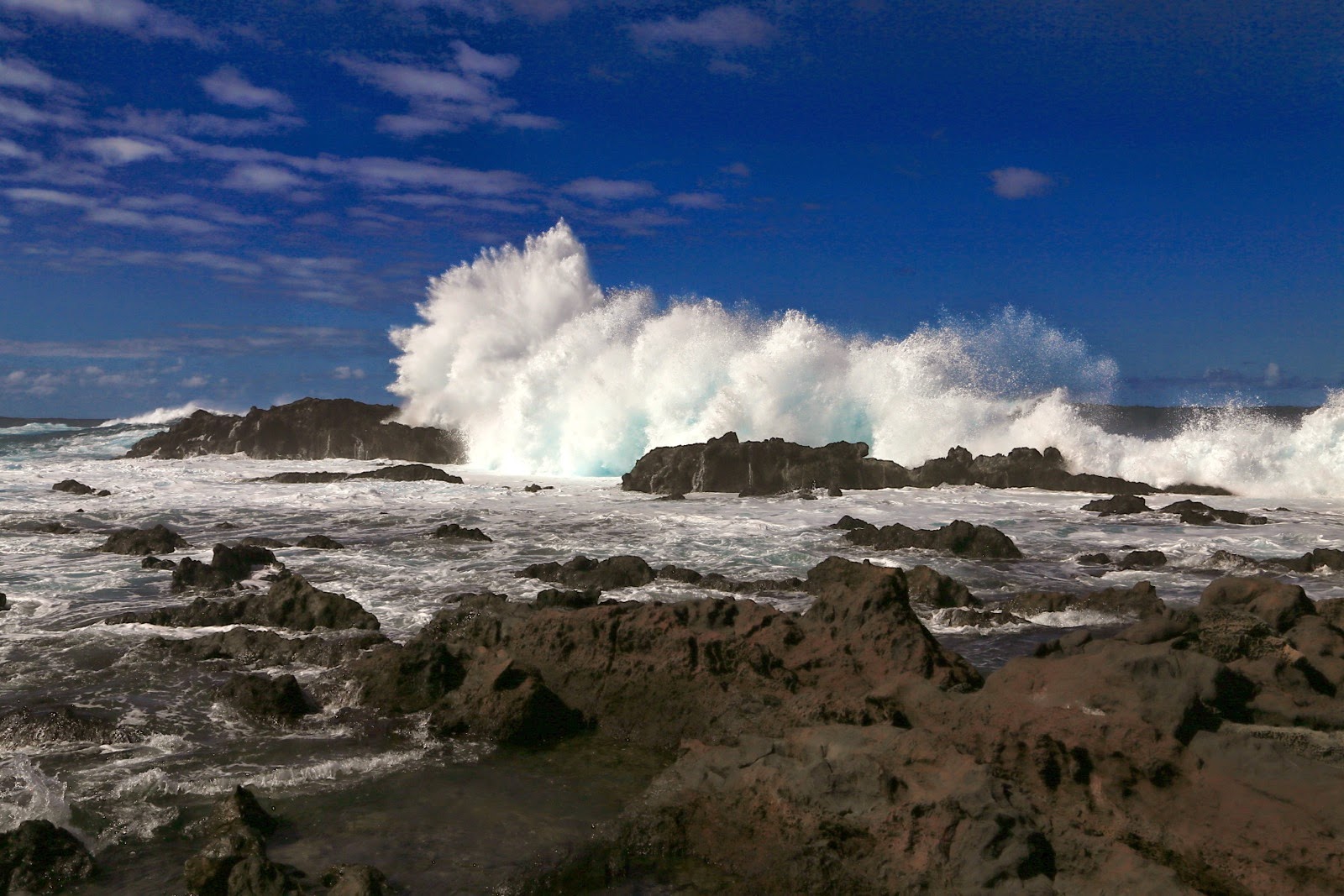 Vague géante sur les rochers