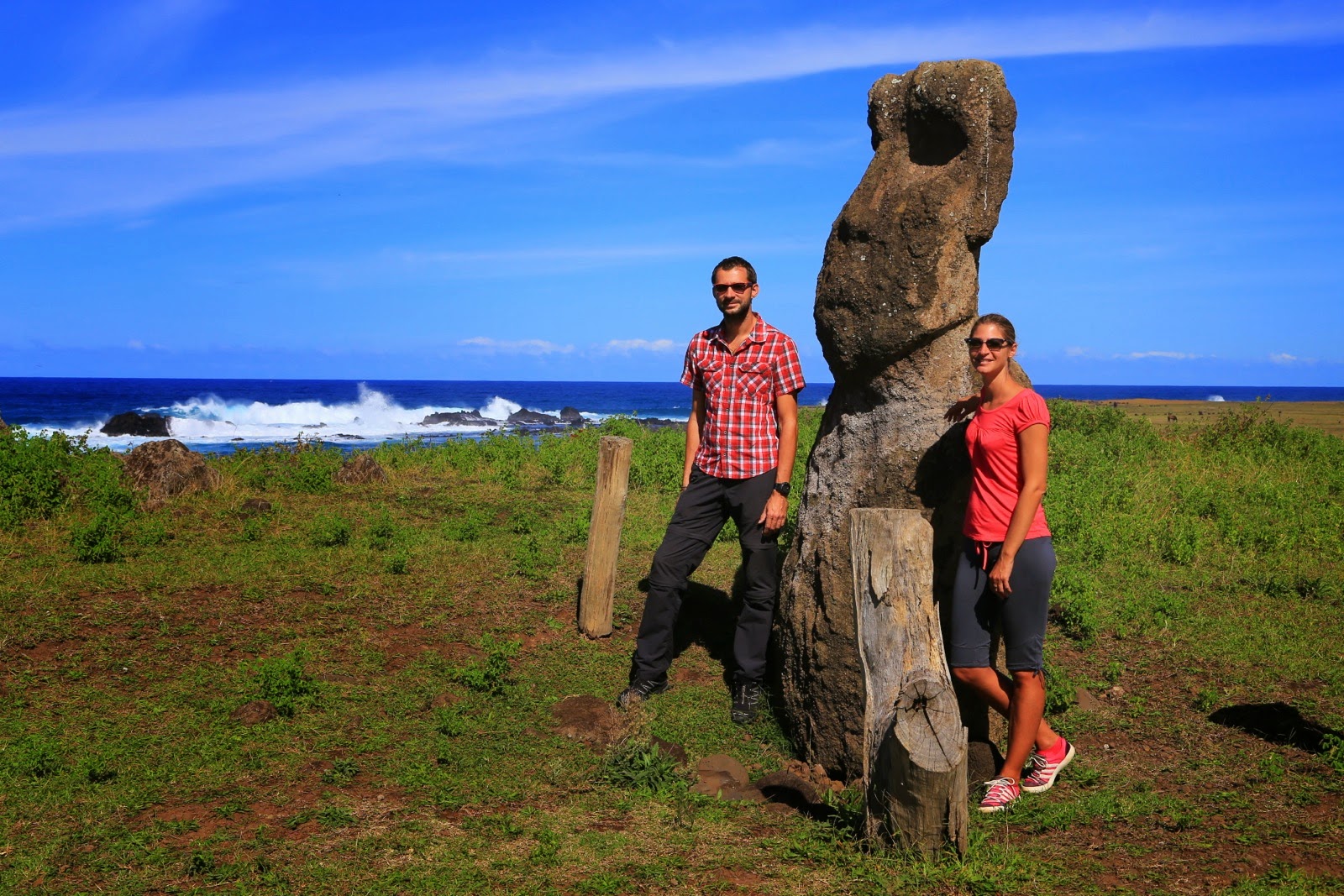 Pose à côté d’un moai renversé