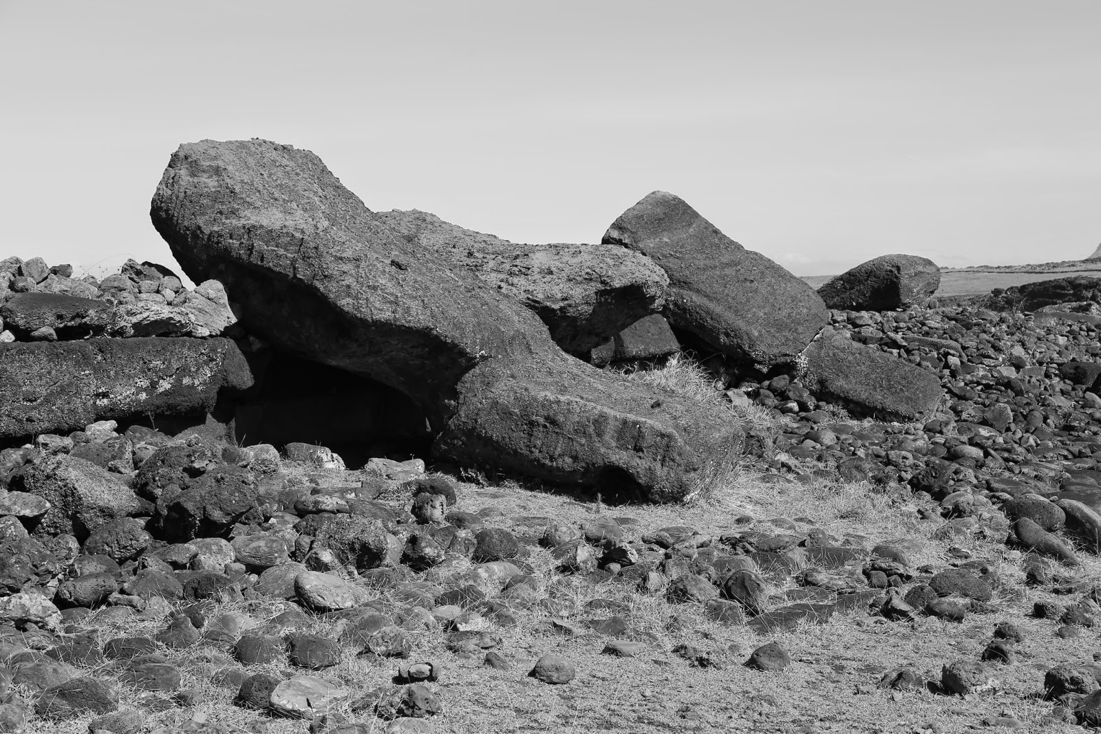 Moai couché face contre terre en noir et blanc