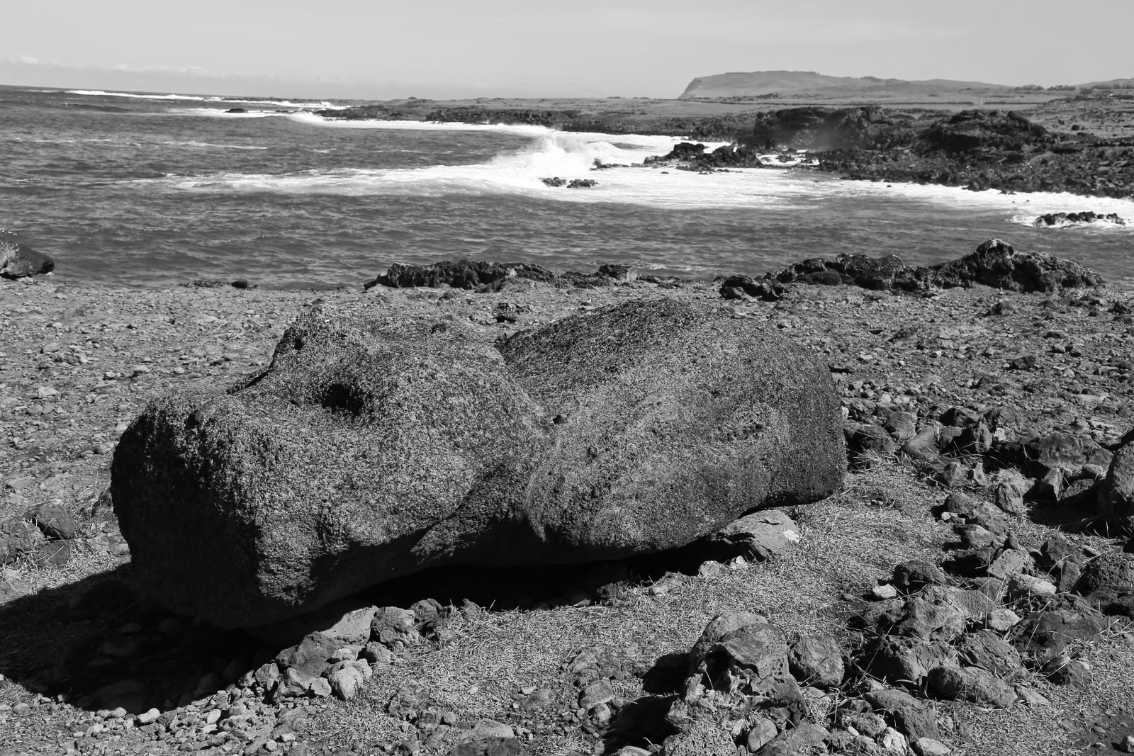 Moai renversé en noir et blanc