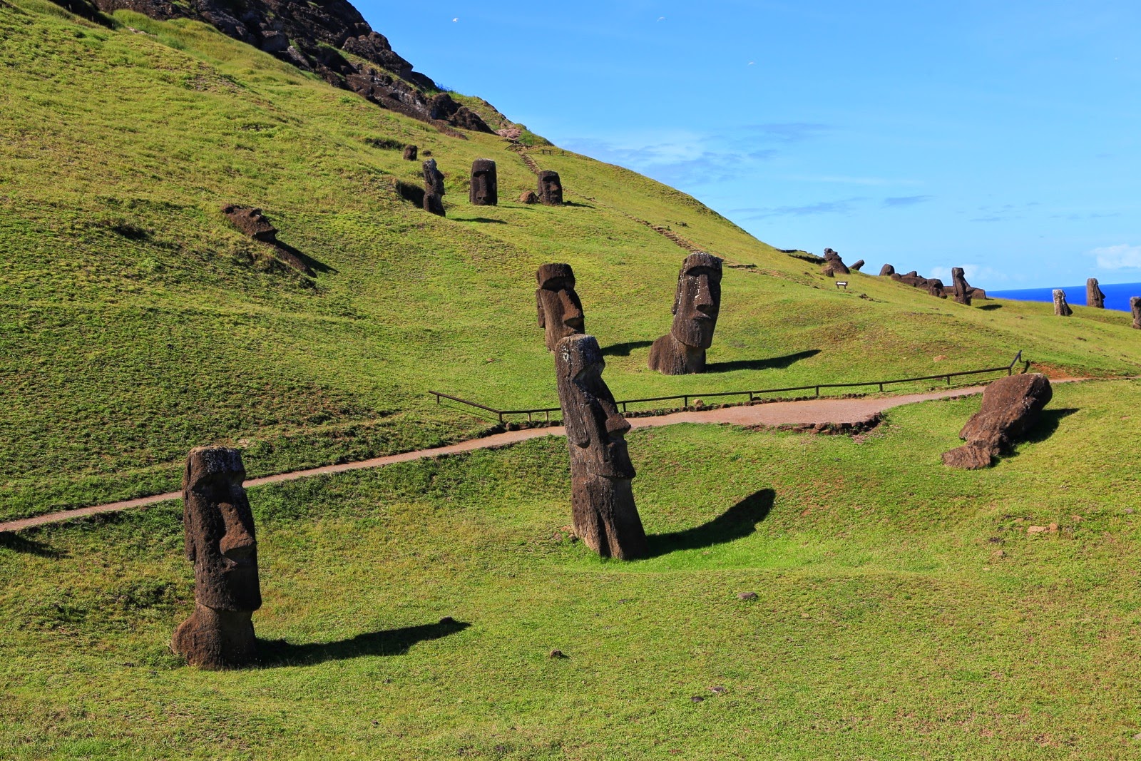 Moai inachevés sur les pentes du Rano Raraku