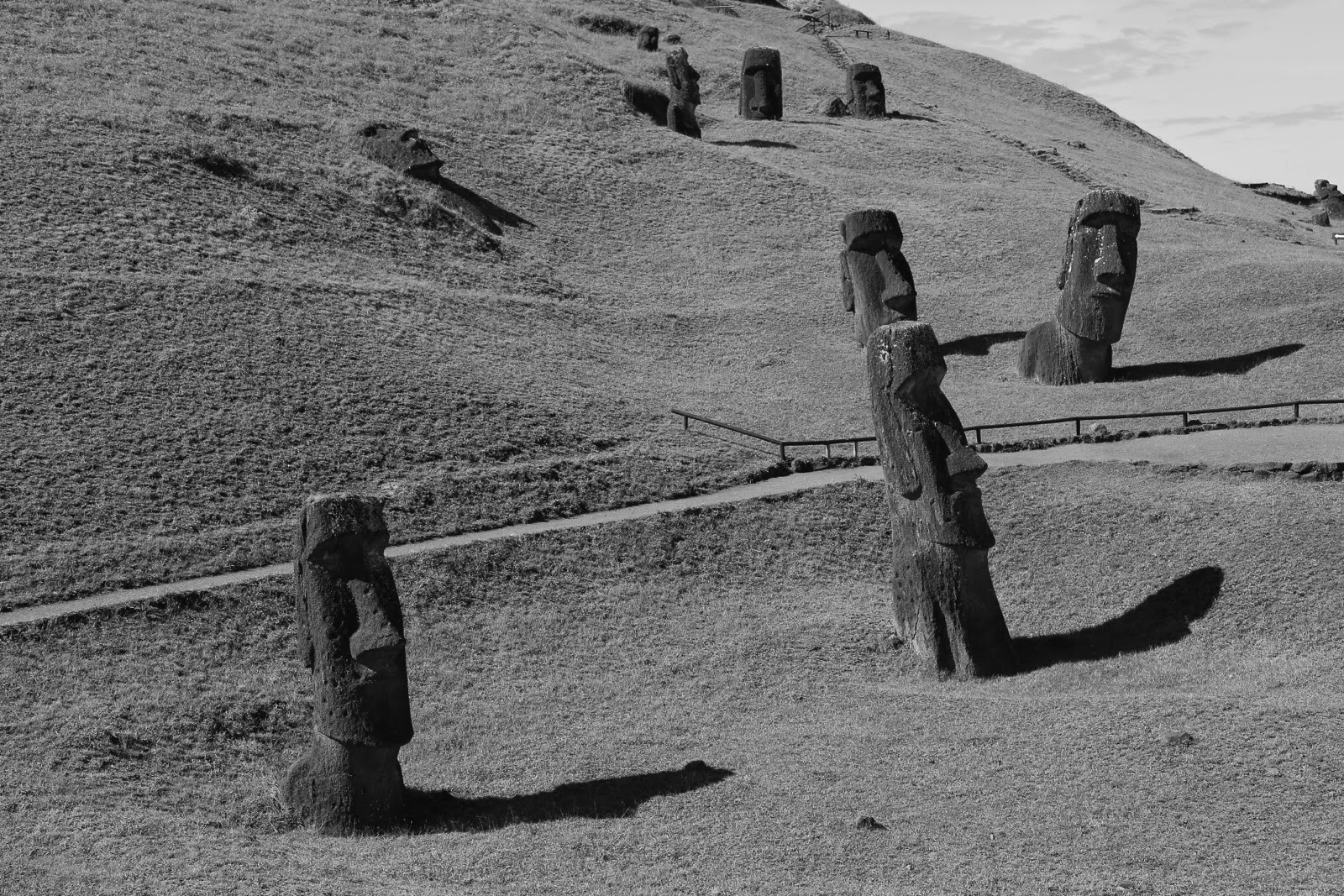 Moai alignés en noir et blanc