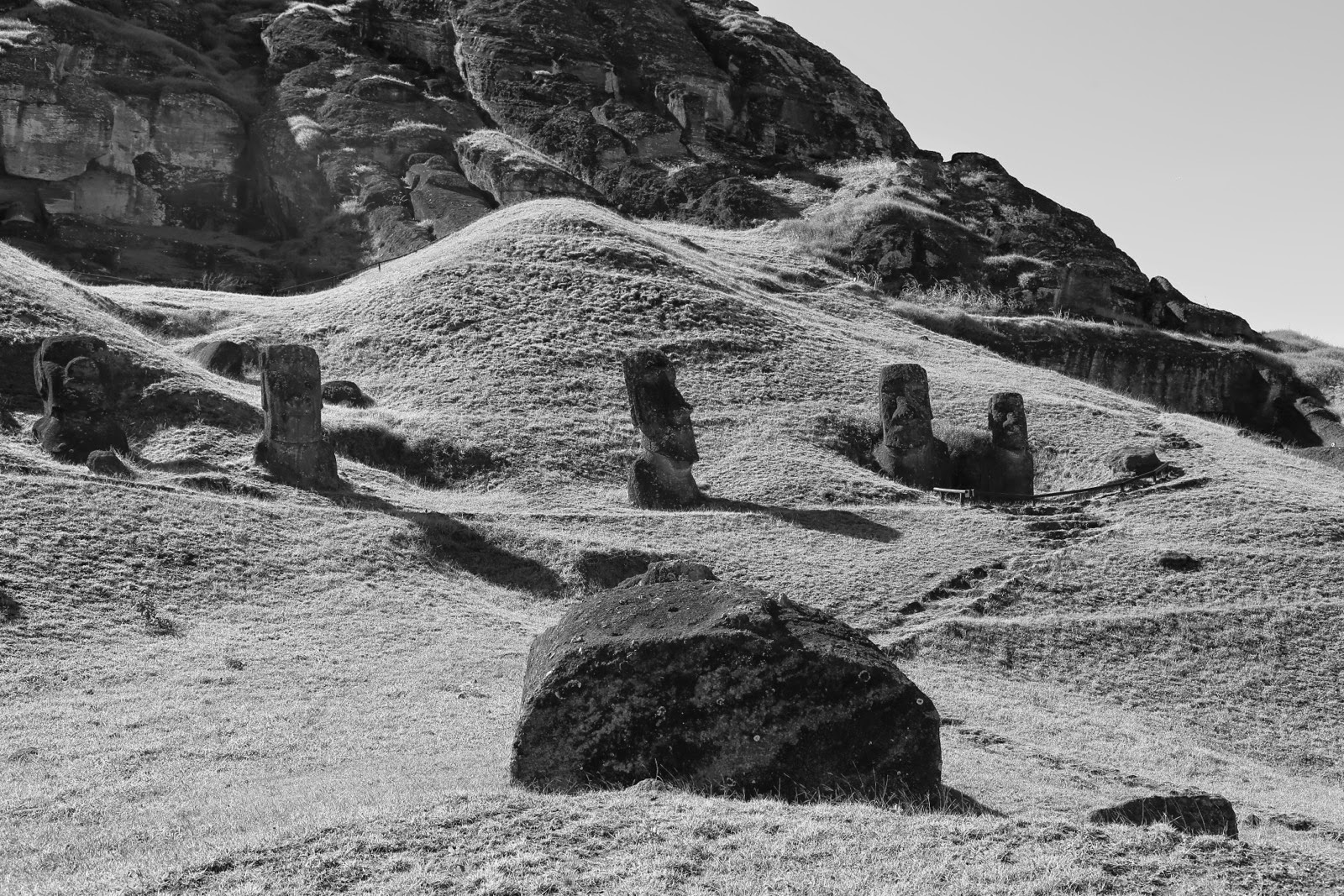 Têtes de moai en noir et blanc