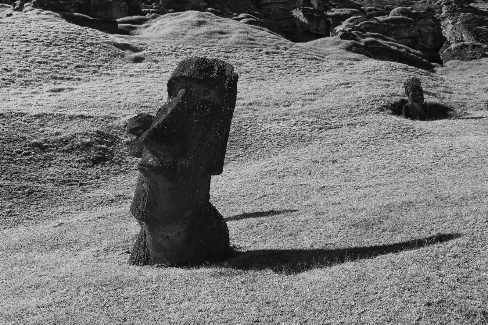 Moai incliné en noir et blanc