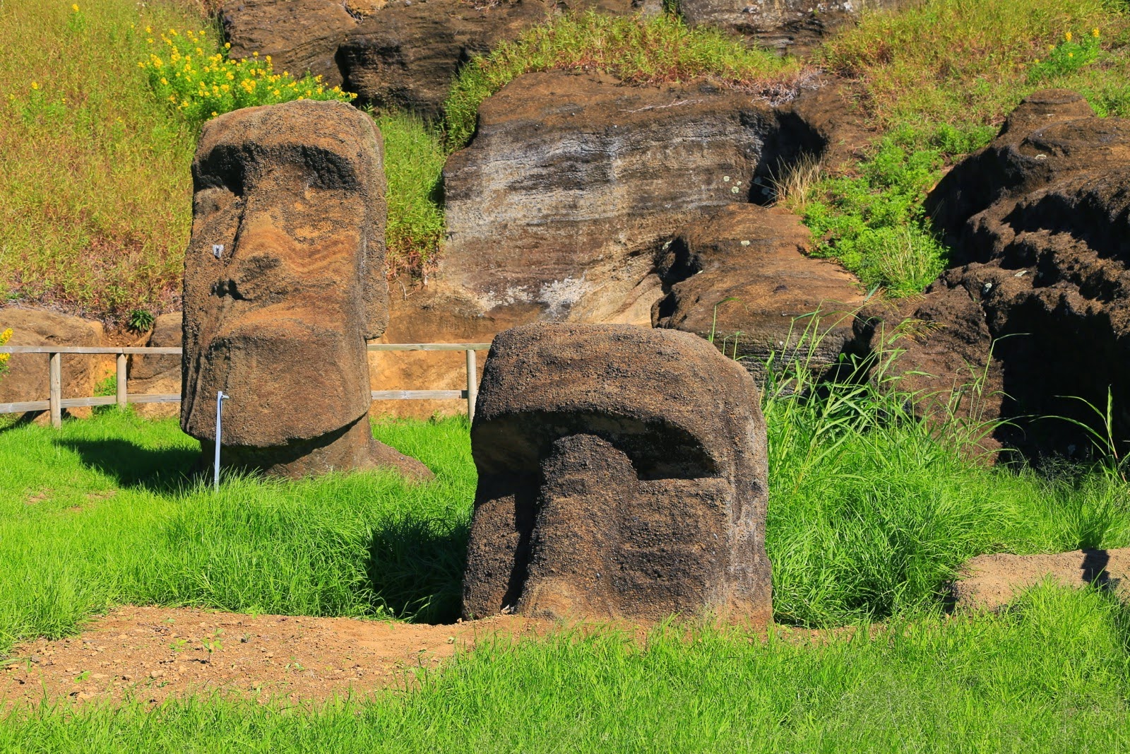 Moai au bord du lac de cratère